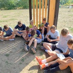 VII c - Narodowe Czytanie 2023 - uczniowie słuchają czytającego nauczyciela obserując tekst.jpg