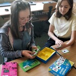 Uczennice z aktywu bibliotecznego przygotowują gry językowe (1).jpg