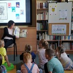 Czytelnia - nauczycielka prezentuhe dzieciom książkę.jpg
