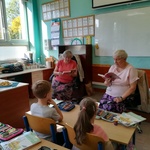 II d - panie z Klubu Aktywnego Seniora  czytają dzieciom.jpg