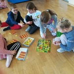 Dzieci nad planszówkami.jpg