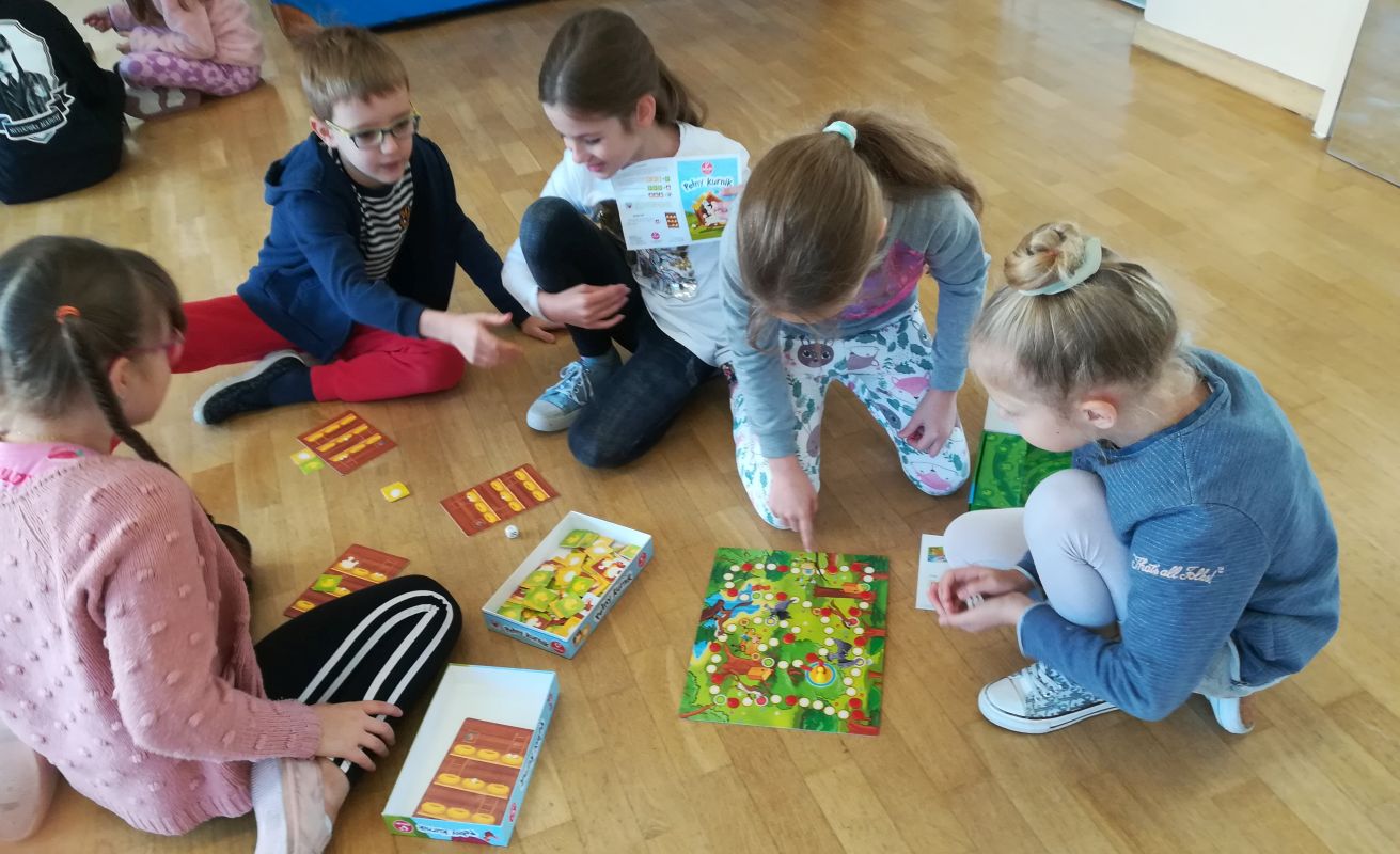 Dzieci grają w gry planszowe.jpg