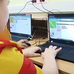 uczeń pracuje z samouczkiem kodowania.jpg