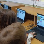 uczniowie klasy 4 wykonują zadania z kodowania.jpg