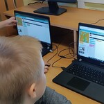 uczniowie kodują w języku wizualnym.jpg