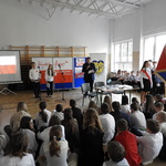 Dyrektor przemawia do uczniów.JPG