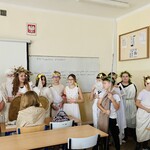 Uczniowie klasy V w przebraniach bogów odwiedzają kolegów.JPG
