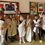 Uczniowie klasy V w przebraniach bogów olimpijskich na korytarzu.jpg