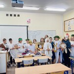 Uczniowie klasy V w przebraniach bogów greckich.JPG