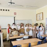 Uczniowie klasy V w przebraniach bogów olimpijskich odwiedzają kolegów.JPG