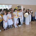 Uczniowie klasy V w przebraniach bogów olimpijskich w sali gimnastycznej.jpg