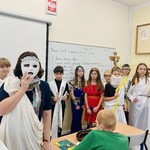 Uczniowie z klas V w przebraniach bogów olimpijskich (2).JPG