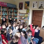 Spotkanie z Celiną Zubrycką (14) - autorka rozmawia z dziećmi.jpg