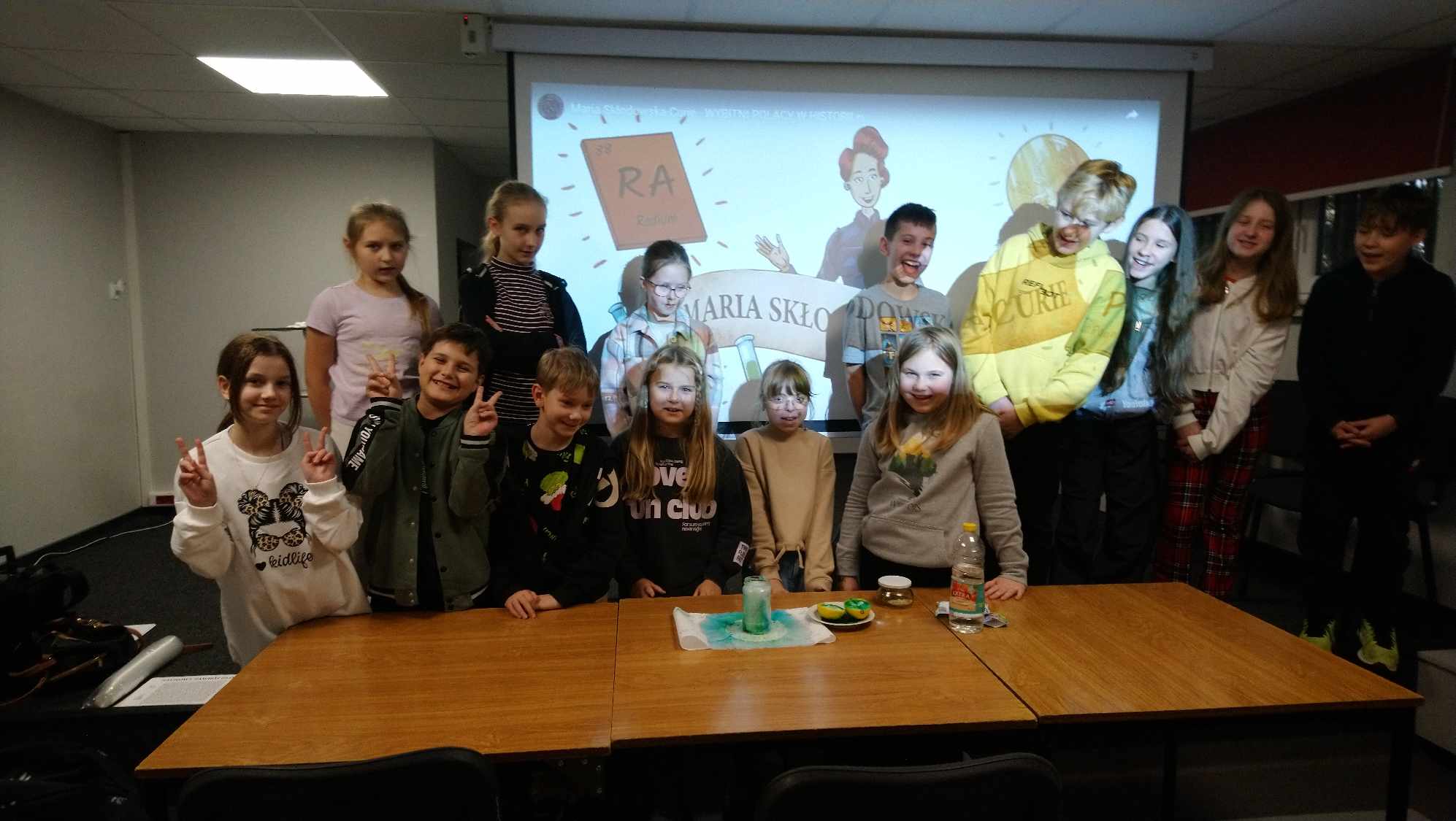 Luźne lekcje z naukowcami - dzieci z IV b przed ekranem.jpg