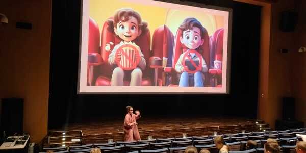 Ekran w kinie - dzieci na widowni.jpg
