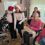 Dziewczynki wręczają upominki Seniorom.jpg