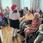 Uczennica wręcza kartę świąteczną Seniorom.jpg