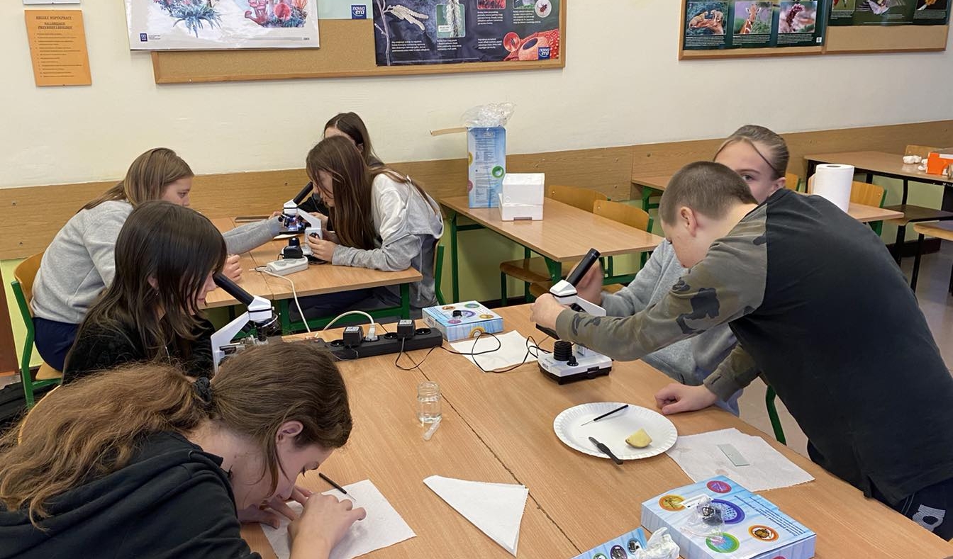 1 Uczniowie  pracują z  mikroskopami.jpg