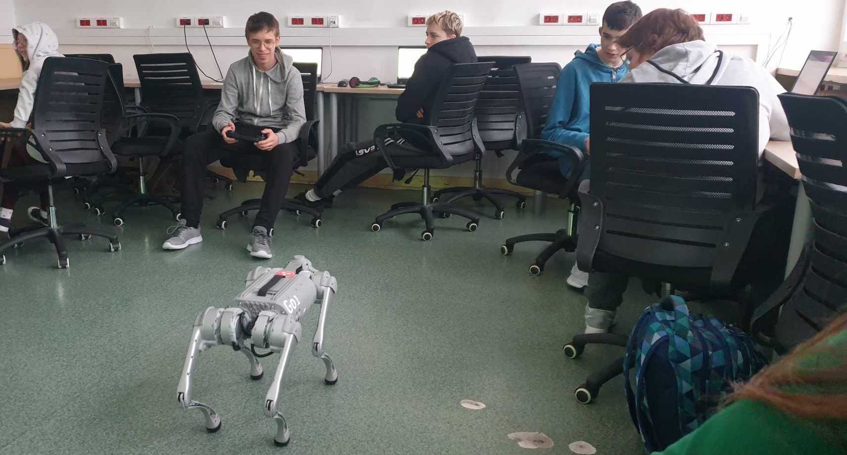 VIII a - 1 - uczeń steruje robotem.jpg