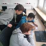 VIII a- uczniowie programują komendy dla robota.jpg