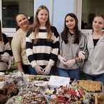 7 Dziewczyny z Samorządu uczniowskiego z opiekunem SU przy stole z ciastem.jpg