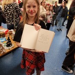 10 Dziewczynka z wylicytowaną książką pokazuje dedykację od Prezydenta i Prezydentowej.jpg