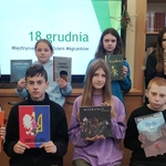 Klasa VII B - uczniowie prezentujący książki z okazji Międzynarodowego Dnia Migrantów..jpg