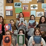 Klasa VII C - uczniowie prezentujący książki z okazji Międzynarodowego Dnia Migrantów..jpg