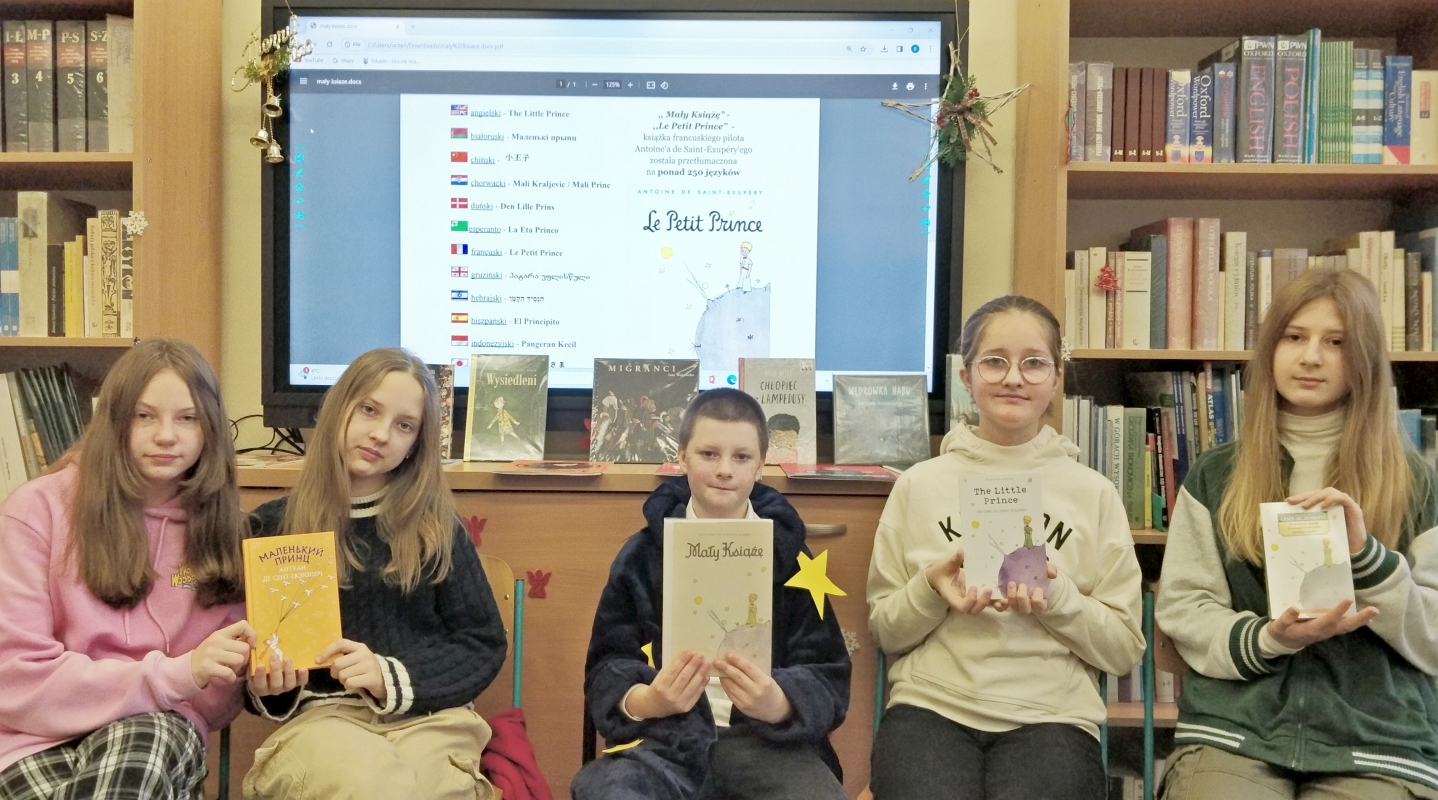 Uczniowie prezentujący Małego Księcia w 4 językach.jpg