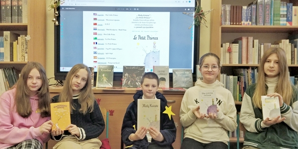 Uczniowie prezentujący Małego Księcia w 4 językach.jpg