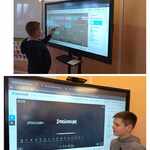 Chłopcy przy monitorze interaktywnym.jpg