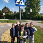 Chłopcy stoją przy znaku Przejście dla pieszych