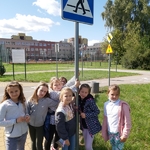Dziewczynki stoją przy znaku Przejście dla pieszych..jpg