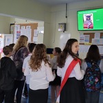 uczniowie oglądaja prezentację w szkolnym holu.jpg