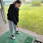 Dziewczynka z kijem golfowym - przed uderzeniem piłeczki.jpg