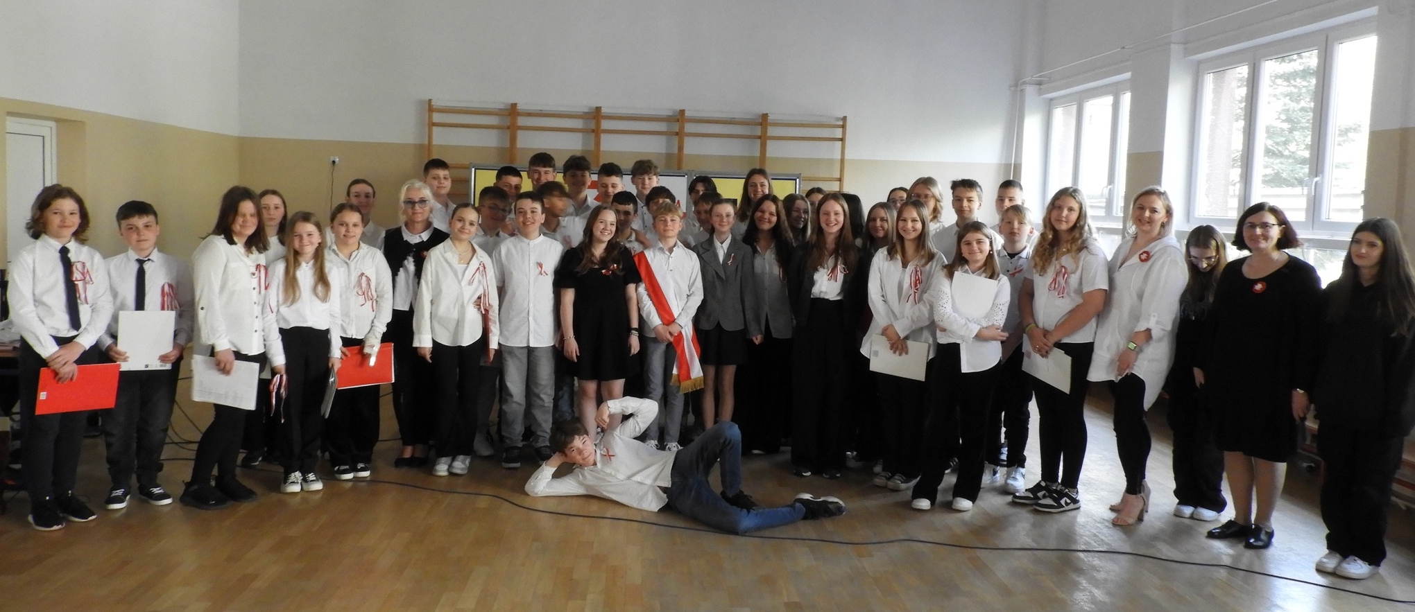 Grupa uczniów i nauczycieli_ którzy przygotowali akademię - male.jpg