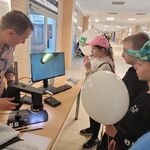 e.Uczniowie oglądają długopis pod mikroskopem.jpg