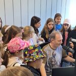 b.Uczniowie z prowadzącym program.jpg