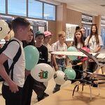 f.Uczniowie oglądają model samolotu na wydziale mechanicznym politechniki.jpg