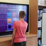 Uczeń wykonuje ćwiczenie na monitorze.jpg