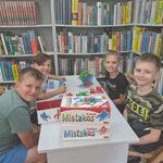 Uczniowie graja w gry planszowe (1).jpg