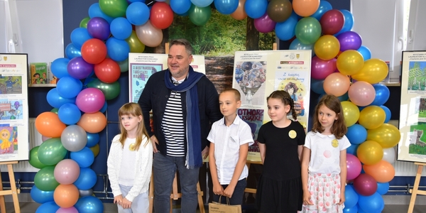 Laureaci z naszej szkoły z Grzegorzem Kasdepke.JPG