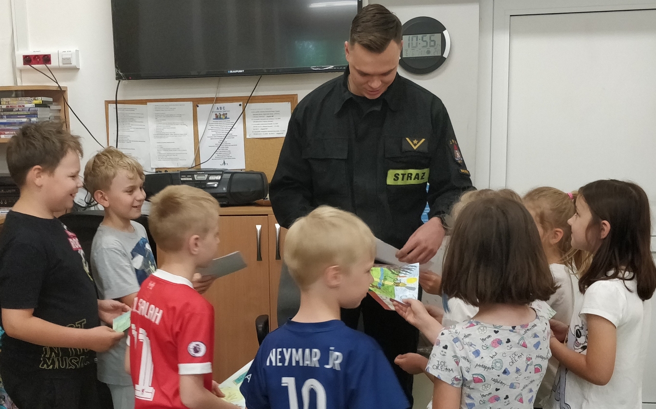 Dzieci wręczają strażakowi laurki (2).jpg