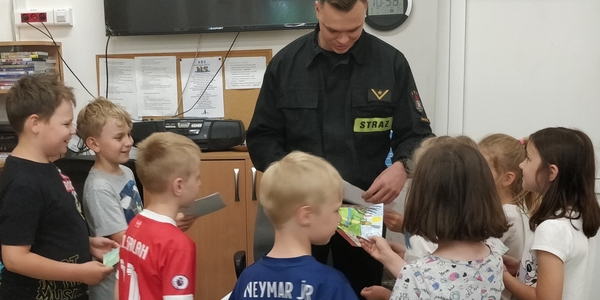 Dzieci wręczają strażakowi laurki (2).jpg