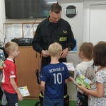 Dzieci wręczają strażakowi laurki (1).jpg
