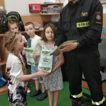 Dzieci ze świetlicy otrzymują dplomy  za udział w akcji GIGA LAURKA (1).jpg