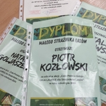 Dzieci ze świetlicy i strażak otrzymają te dyplomy.jpg
