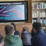 Prelegent omawia z młodzieżą prezentację (1).jpg