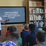 Prelegent omawia z młodzieżą prezentację (5).jpg