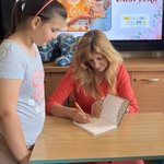6 Autorka z dziećmi  z klas IIIA i IIIB - książki z autografami (1).jpg